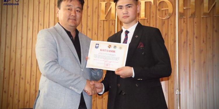 АЙМГИЙН ЗАСАГ ДАРГА Ц.ЧОГСОМЖАВ ЭЛСЭЛТИЙН ЕРӨНХИЙ ШАЛГАЛТАД ӨНДӨР ОНОО АВСАН СУРАГЧДАД БАТЛАМЖ ГАРДУУЛЛАА