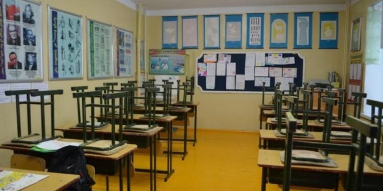 Гар утас, датагүй сурагчдад цахим хичээл хүндээр тусч байна