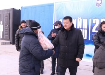 Аймгийн засаг дарга Ц.Чогсомжавын санаачилгаар малчид 40 иргэнд хонины гулууз мах гардуулан өглөө