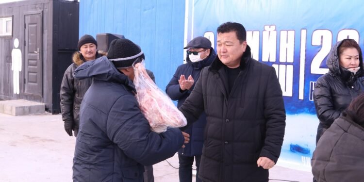 Аймгийн засаг дарга Ц.Чогсомжавын санаачилгаар малчид 40 иргэнд хонины гулууз мах гардуулан өглөө