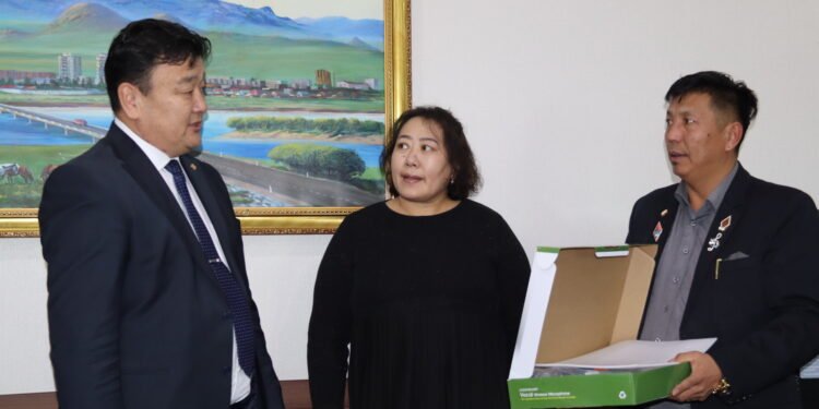 Цэнхэрмандал: Сургуулийн дуу хөгжмийн кабинетад 6 сая төгрөгийн тоног төхөөрөмж гардуулан өглөө