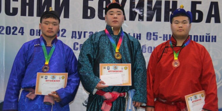 Өсвөрийн бөхийн барилдаанд А.Тайванбат түрүүллээ