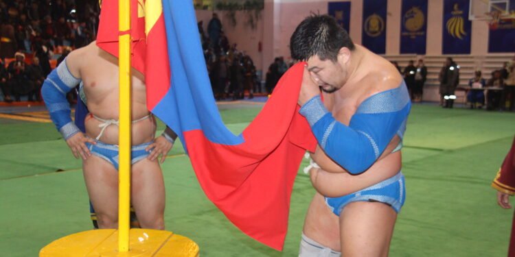 Хэнтий | Сар шинийн баярт зориулсан хүчит бөхийн барилдаанд аймгийн арслан Д.Алтанцоож түрүүллээ