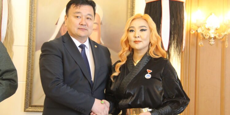 Сар шинийн босгон дээр зарим эрхмүүдэд Монгол улсын төрийн дээд одон, медаль гардууллаа