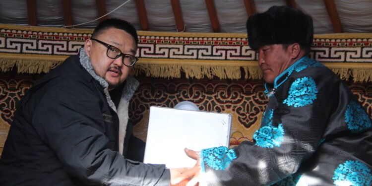 Хэрлэнбаян-Улаан тосгонд хүнсний болон эрүүл мэндийн багцын тусламж үзүүллээ