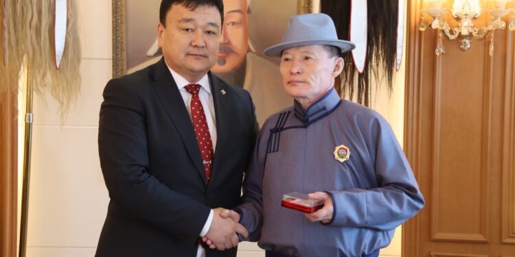 “Эх орончдын баяр”-ын  өдрийг тохиолдуулан төрийн дээд одон медаль гардууллаа