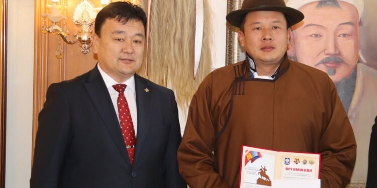 "Миний мэдэх Дамдины Сүхбаатар” эсээ бичлэг болон гар зургийн уралдааны шилдгүүд тодорлоо