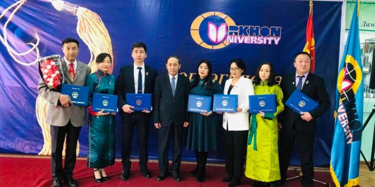 Хэнтий | Улсын бүртгэлийн хэлтсийн 13 албан хаагч зөгийн үүр хөтөлбөрт хамрагдаж эрх зүйч мэргэжил эзэмшлээ