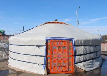 Өрх толгойлсон хоёр эмэгтэйд таван ханатай гэр гардуулан өглөө