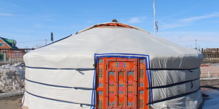 Өрх толгойлсон хоёр эмэгтэйд таван ханатай гэр гардуулан өглөө