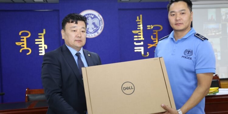 Цагдаагийн газрын албан хаагчдад 10 сая төгрөгийн үнэ бүхий тоног төхөөрөмж олголоо