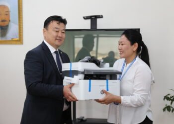 Улсын бүртгэлийн хэлтсийн хамт олонд тоног төхөөрөмж гардуулан өглөө