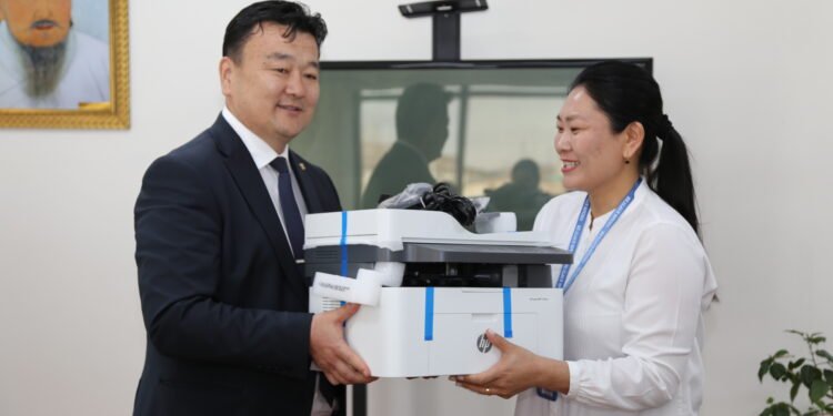 Улсын бүртгэлийн хэлтсийн хамт олонд тоног төхөөрөмж гардуулан өглөө