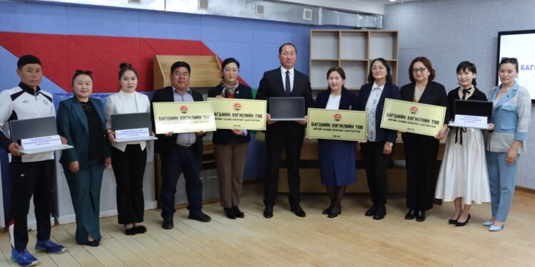 Дорнод | Шинээр баригдаж буй сургууль, цэцэрлэгүүдэд “Багш хөгжлийн төв”-ийн тоног төхөөрөмжийг хүлээлгэн өглөө