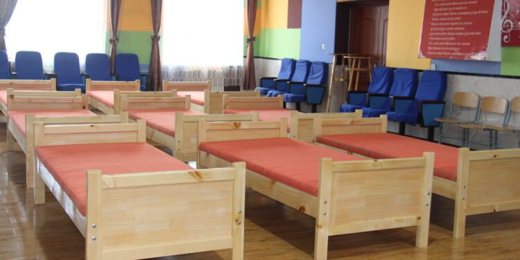 Политехник коллежийн оюутнуудаар 83 сурагчийн ширээ, ахмадын сувилалын 30 ор хийлгэлээ