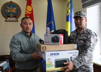 Бэрх хотын захирагч Ч.Энхжавхлан ГТУА-42 дугаар ангид тоног төхөөрөмж гардуулан өгчээ