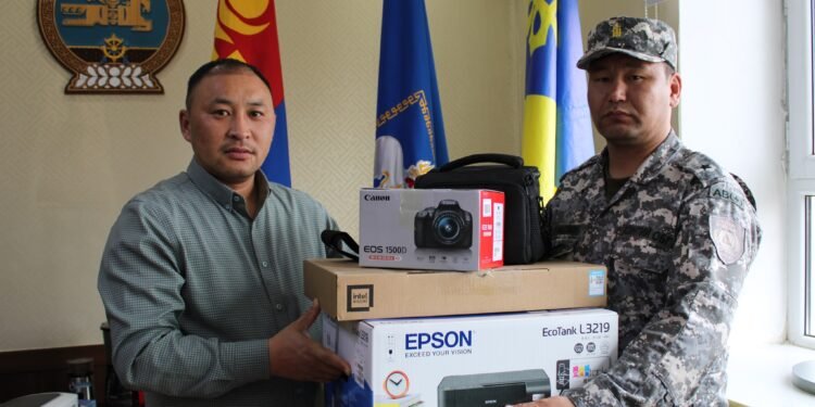 Бэрх хотын захирагч Ч.Энхжавхлан ГТУА-42 дугаар ангид тоног төхөөрөмж гардуулан өгчээ