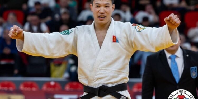 Б.Эрдэнэбаяр эхний ялалтаа авч шөвгийн 16 руу орлоо