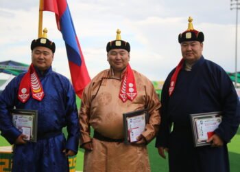 Аймгийн алдарт уяачийн болзлыг хангасан уяачдад цол, энгэрийн болон малгайн тэмдгийг гардуулан өглөө