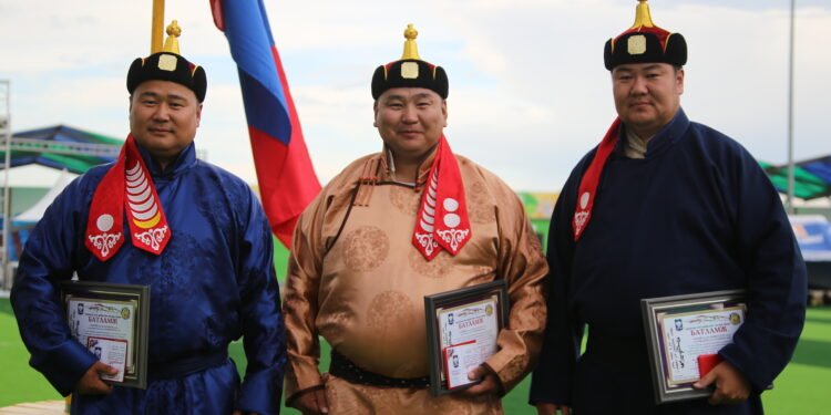 Аймгийн алдарт уяачийн болзлыг хангасан уяачдад цол, энгэрийн болон малгайн тэмдгийг гардуулан өглөө