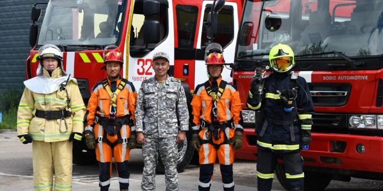 Онцгой байдлын алба хаагчид 143 иргэнийг Эг, Балж, Барх, Онон голоор зөөвөрлөх ажлыг зохион байгуулсан