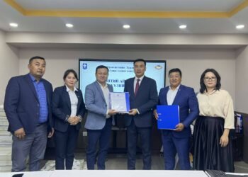 Хэнтий аймгийн Ардчилсан намын хорооноос нэр дэвшигчдийнхээ баримт бичгийг хүлээлгэн өглөө