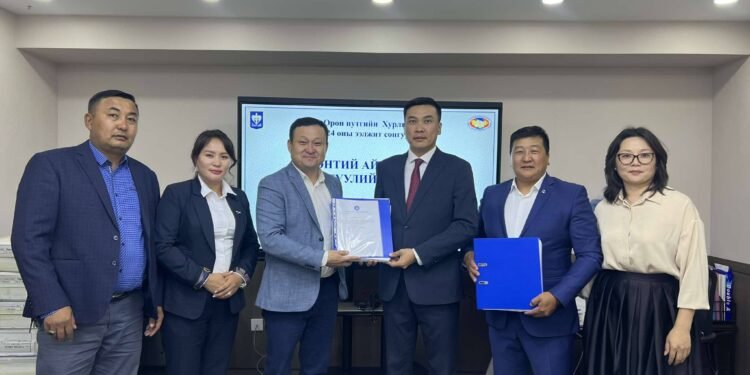 Хэнтий аймгийн Ардчилсан намын хорооноос нэр дэвшигчдийнхээ баримт бичгийг хүлээлгэн өглөө