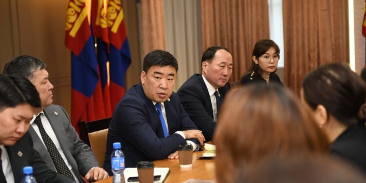 Зүүн бүсээс сонгогдсон УИХ-ын гишүүд МУИС-ийн зүүн бүсийн сургуулийн багш нарыг хүлээн авч уулзлаа