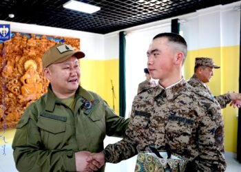 Хэнтий аймгийн засаг дарга Д.Аюурбунь хугацаат цэргийн алба хаагчдаа эргэжээ