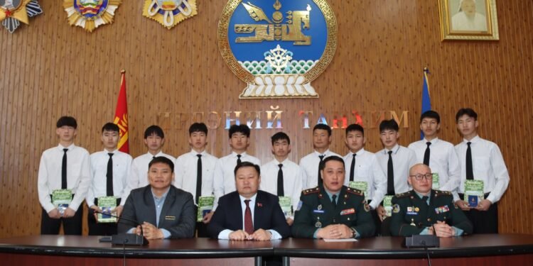 Хэнтий | Оюутан цэргүүдэд цэргийн үүрэгтний үнэмлэх, сурах бичгийг гардууллаа