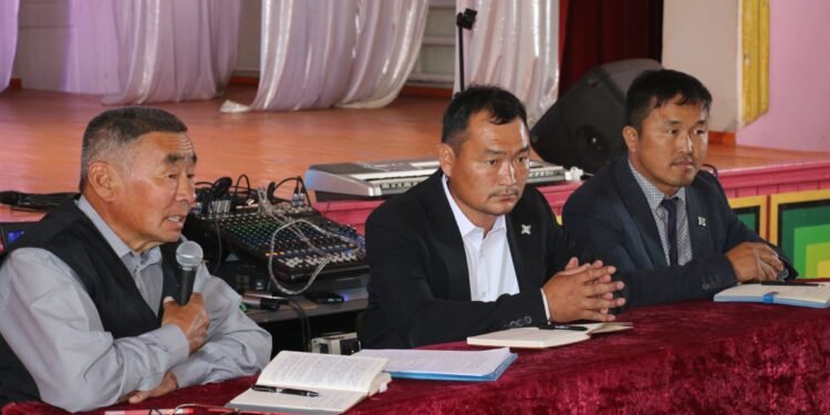 Дархан сумын удирдлагууд ахмадын баярыг тохиолдуулан тэдний санал хүсэлтийг сонслоо