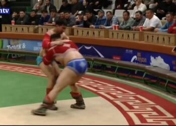 Өнөөдрийн барилдааны эхэнд эрэмбэлэгдэж байсан хоёр хүчтэнүүд нэгийн даваанд өвдөг шороодлоо