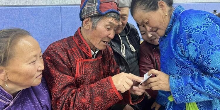 Луус сумын ахмадууд дуулах өдөр дуун цэнгүүнд нэгдэв